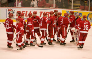 “De warme start van Red Wings benadrukt de vroege strijd van Rookie te midden van het succes van het team” .