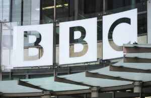 “Twee BBC-bazen nemen ontslag na anti-Trump-videobewerking door News Outlet, bevooroordeelde berichtgeving” .