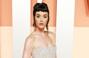 Katy Perry heeft moeite om kwetsbaar nieuw nummer ‘Bandaids’ uit te brengen