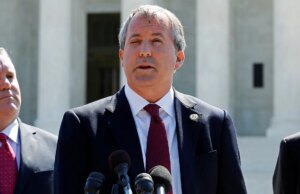 Texas AG Ken Paxton heeft de provincie aangeklaagd vanwege een programma dat migranten helpt aan advocaten te komen