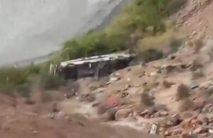 Minstens 37 doden en 24 gewonden bij gruwelijk busongeluk nadat de bus 220 meter diep in een ravijn stortte in Peru