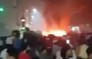 Minstens acht mensen kwamen om bij een explosie op een toeristische plek in New Delhi, toen auto’s in vlammen opgingen in de buurt van paniekerige menigten