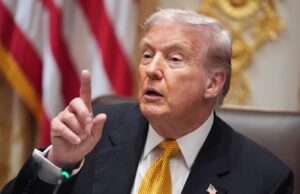 De directeur van de BBC nam ontslag na kritiek op de montage van de toespraak van Trump door de omroeporganisatie